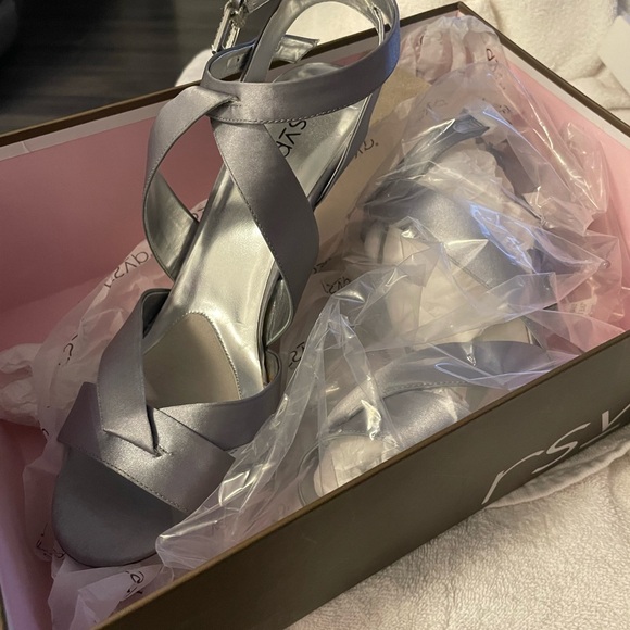 Silver high heeled sandal    Never worn new in box. Diamond on buckle size 11 - Picture 3 of 7